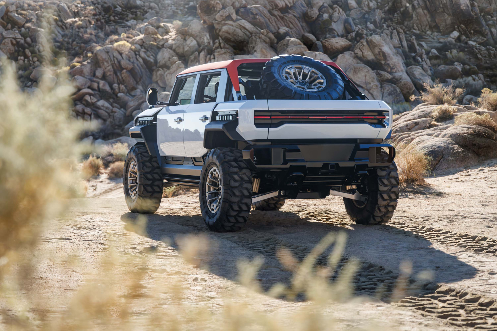 SMALL_GMC-HUMMER-HX_SUV_R3Q_FINAL